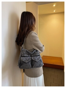 Vue détaillée du sac cabas en denim gris foncé vintage avec design multi-poches et boucles