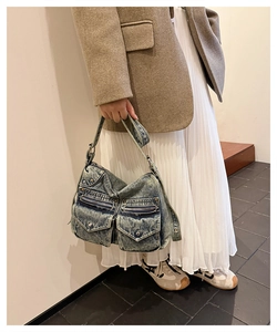 Détail du sac cabas vintage en jean montrant les poches et les rivets métalliques