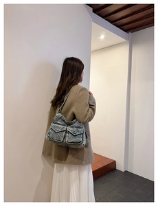 Détail du sac fourre-tout en jean vintage avec deux poches et tissu bleu délavé