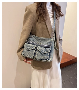Détail du sac cabas en denim délavé vintage avec poches multiples et rivets en bronze