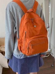 Großer orangefarbener Nylon-Rucksack für Reise und Alltag mit praktischem Mehrttaschen-Design