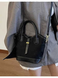 Sac seau noir classique avec boucle dorée et bandoulière réglable pour femmes