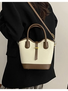 Sac seau beige minimaliste avec garniture marron et boucle dorée élégante