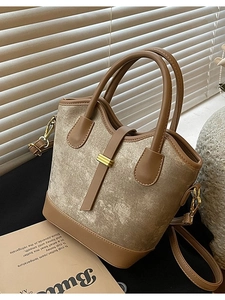 Sac seau en tissu marron minimaliste avec bordure en cuir et bandoulière réglable