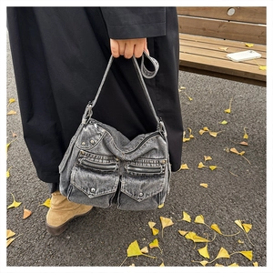 Détail d'un sac cabas en denim gris anthracite vintage avec poches multiples et rivets
