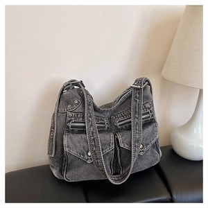 Détail du sac cabas en denim gris vintage avec plusieurs poches et rivets métalliques