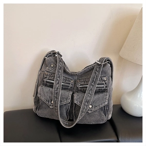Détail du sac cabas en denim délavé gris foncé avec poches et rivets métalliques