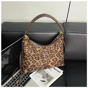 Detail der Handtasche mit Leopardenmuster, Lederbesatz und verstellbarem Riemen