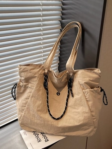 Borsa tote minimalista in tela beige con tasche laterali a coulisse e spallacci larghi