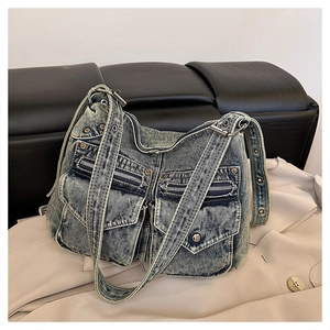 Détail du sac fourre-tout en denim délavé avec poches zippées et style vintage Y2K