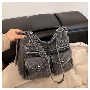 Détail du sac fourre-tout en denim noir délavé avec poches cargo et détails en métal