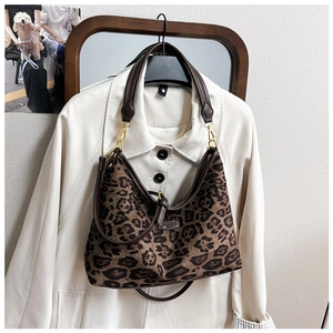 Detailansicht der Hobo-Tasche mit Leopardenmuster, Lederbesatz und Goldbeschlägen
