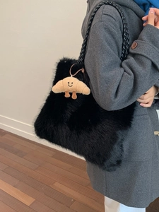 Large Capacity Plush Tote Bag For Women Faux Fur Shaggy Shoulder Bag With Croissant Charm Woven Handle Casual Winter Handbag