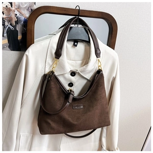 Detail der dunkelbraunen Hobo-Tasche aus Wildlederimitat mit goldenen Beschlägen