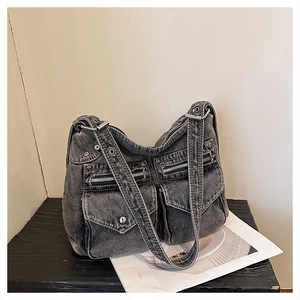 Détails du cabas en denim délavé avec poches fonctionnelles et fermetures éclair argentées