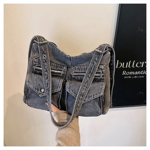 Détail du sac cabas en jean vintage gris avec poches multiples et boucles métalliques