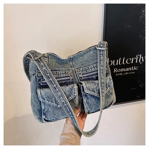Gros plan du sac fourre-tout rétro en denim bleu avec poches cargo et détails métalliques
