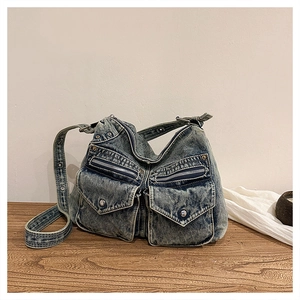 Gros plan d'un sac cabas en jean vintage avec plusieurs poches et fermetures argentées