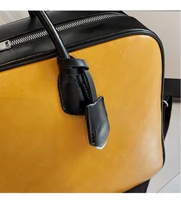 Vue détaillée du sac cabas rétro avec texture en cuir et design bicolore chic