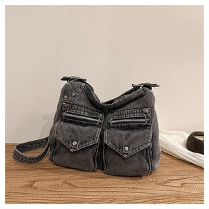 Détail du sac cabas en denim gris foncé montrant des poches cargo et des boutons métalliques