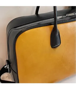 Vue détaillée du grand sac cabas bicolore montrant la texture cuir et les finitions