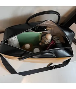Détail montrant la grande capacité de rangement du sac fourre-tout bicolore avec objets