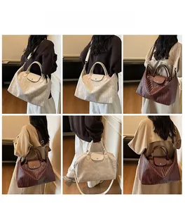 Détails de sacs fourre-tout tissés avec rabat à bouton et bandoulière réglable