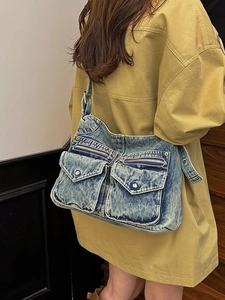 Sac fourre-tout rétro en denim lavé avec poches plaquées et bandoulière large