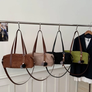 Bolso baguette de ante sintético de moda con textura contrastada y colgante de felpa