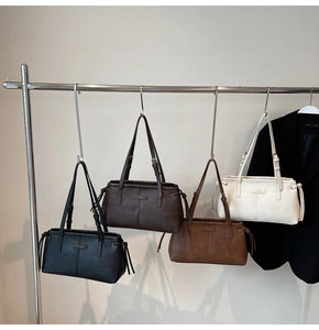 Detail view of the retro tote bag collection in black, coffee, caramel and beige colors