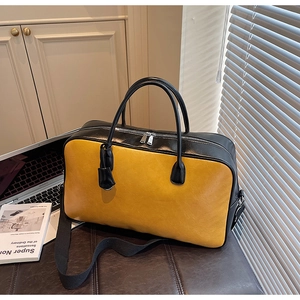 Détail du grand sac cabas rétro avec textures de cuir bicolores jaune et noir élégantes