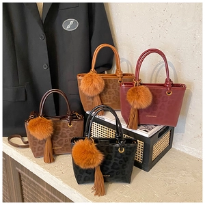 Détails de quatre sacs à main léopard avec pompons en fourrure et breloques à gland