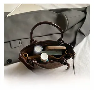 Vue du dessus de l'intérieur du sac seau montrant l'espace pour téléphone et maquillage