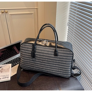 Grand sac de voyage rayé bicolore avec poignées en cuir noir et bandoulière amovible réglable