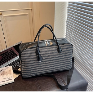 Détail du grand sac de voyage bicolore avec bandoulière réglable et fermeture éclair