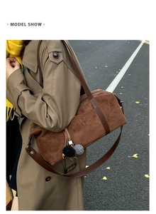Bolso cilíndrico de ante esmerilado marrón con correa de cuero y amuleto de peluche otoñal