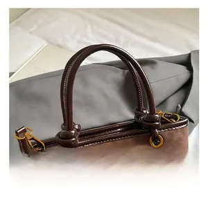 Détails du sac seau marron foncé avec gaufrage animalier et ferrures dorées élégantes