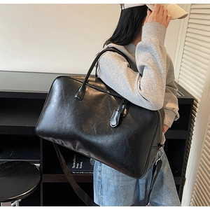 Sac Boston en cuir noir avec doubles poignées et détail de bandoulière amovible