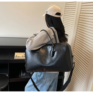 Grand sac fourre-tout noir en cuir avec bandoulière réglable dans un décor de style