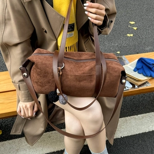 Bolso boston de ante marrón caramelo con colgante de peluche y correa ajustable