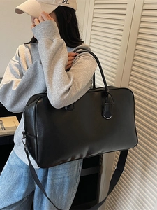 Grand sac cabas bicolore noir porté pour un look décontracté et moderne au quotidien