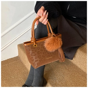 Sac seau léopard marron avec doubles poignées et pompon en peluche avec gland