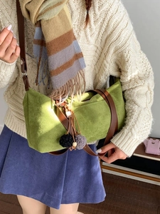 Bolso bandolera retro verde oliva con colgante de peluche para el otoño y el invierno
