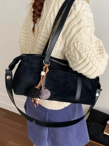 Bolso de hombro de ante negro mate de gran capacidad con adorno de borla suave