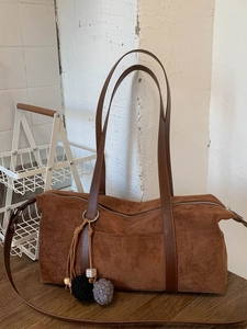 Bolso de hombro hobo vintage marrón mate con correa cruzada y colgante de borla
