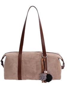 Bolso retro de gamuza marrón con dijes bohemios y correa larga de cuero elegante