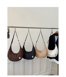 Set borse a tracolla a mezzaluna trapuntate in marrone, nero, beige e bianco