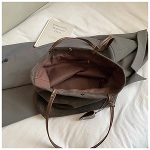 Detail view of large retro tote bag featuring brown lining and internal zipper pocket
