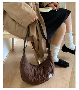 Dettaglio borsa hobo trapuntata marrone scuro in nylon con tracolla regolabile trendy