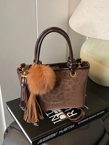 Sac Seau Vintage Imprimé Léopard en Cuir PU pour Femmes Petit Sac à Main à la Mode avec Boule de Fourrure Franges